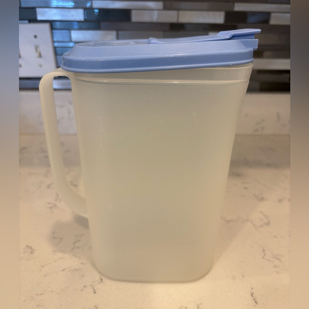 Tupperware Vintage Slim Line Sheer Clear Pitcher With Blue Flip Lid Top 2 Qt